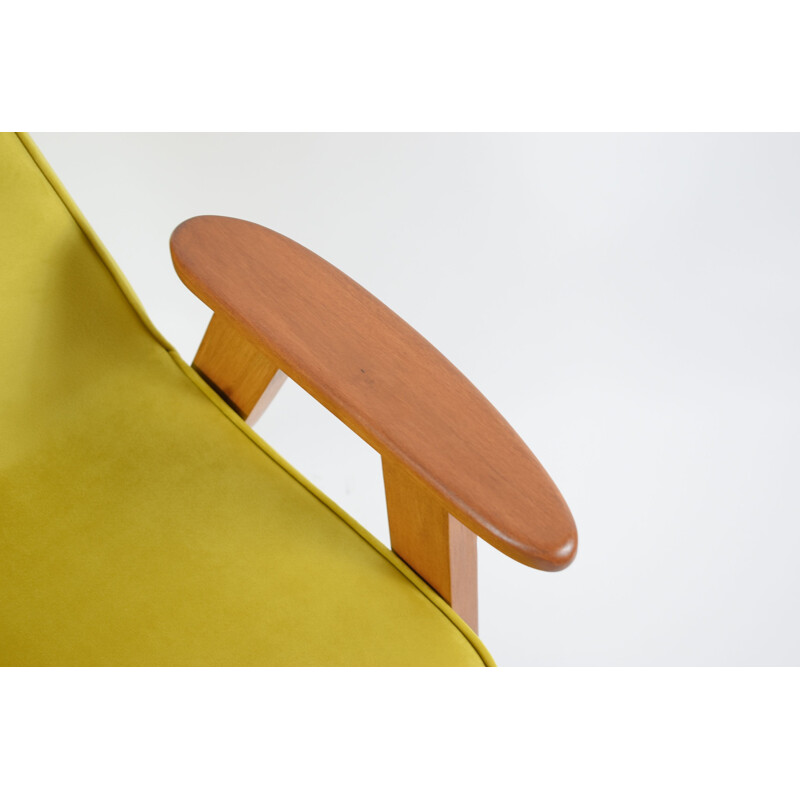 Poltrona Vintage 366 concebida pelo famoso J. Chierowski em veludo amarelo 1962