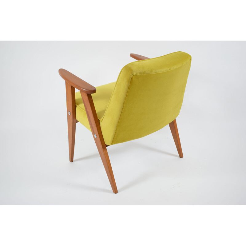 Sillón vintage 366 diseñado por el famoso J. Chierowski en terciopelo amarillo 1962