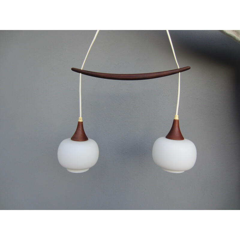 Suspension scandinave vintage en teck et verre opalin