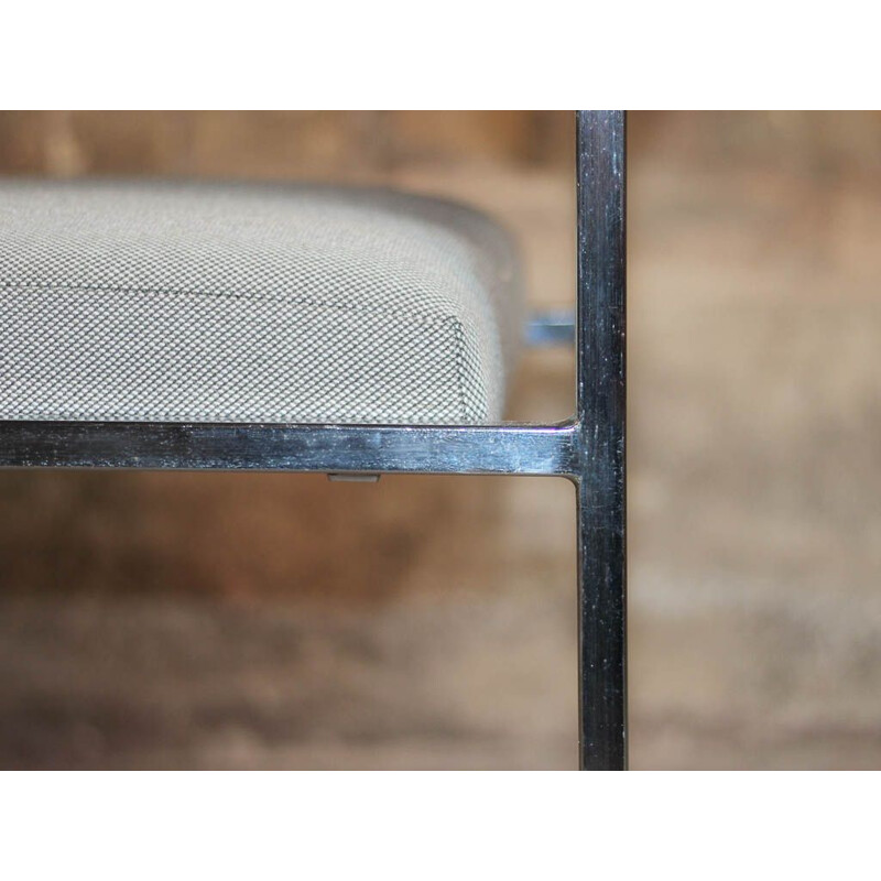 Paire de fauteuils vintage avec accoudoirs en tissu Kvadrat et piétement chromé
