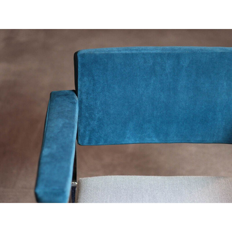 Paire de fauteuils vintage avec accoudoirs en tissu Kvadrat et piétement chromé