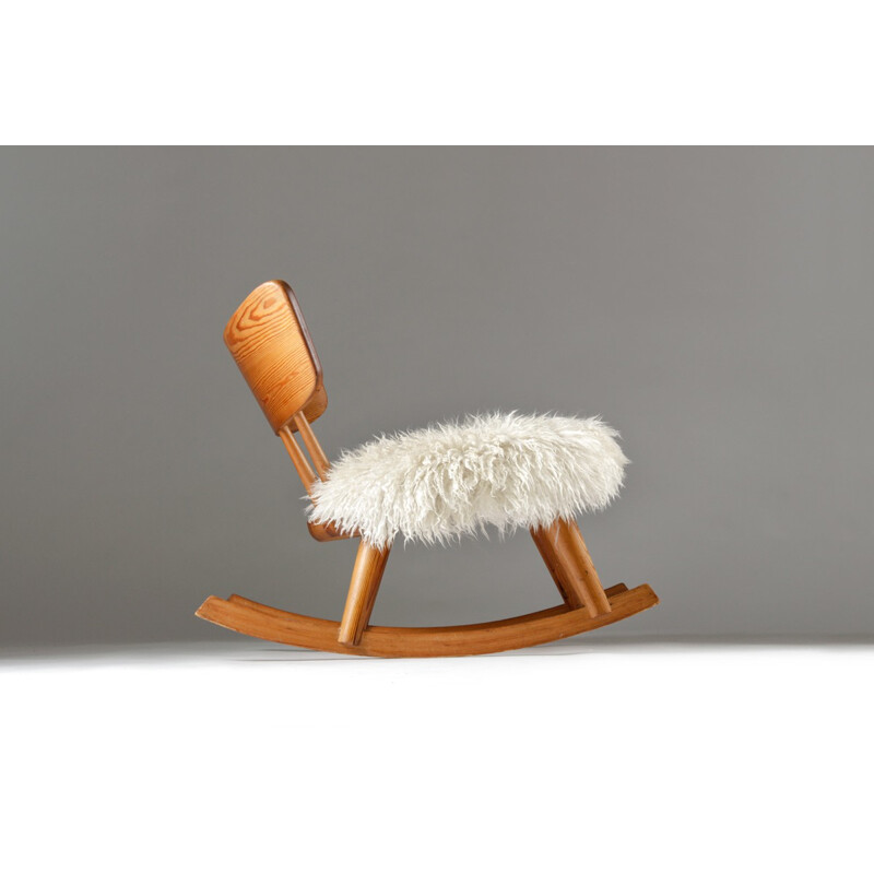 Chaise à bascule suédoise en pin et peau de mouton - 1940