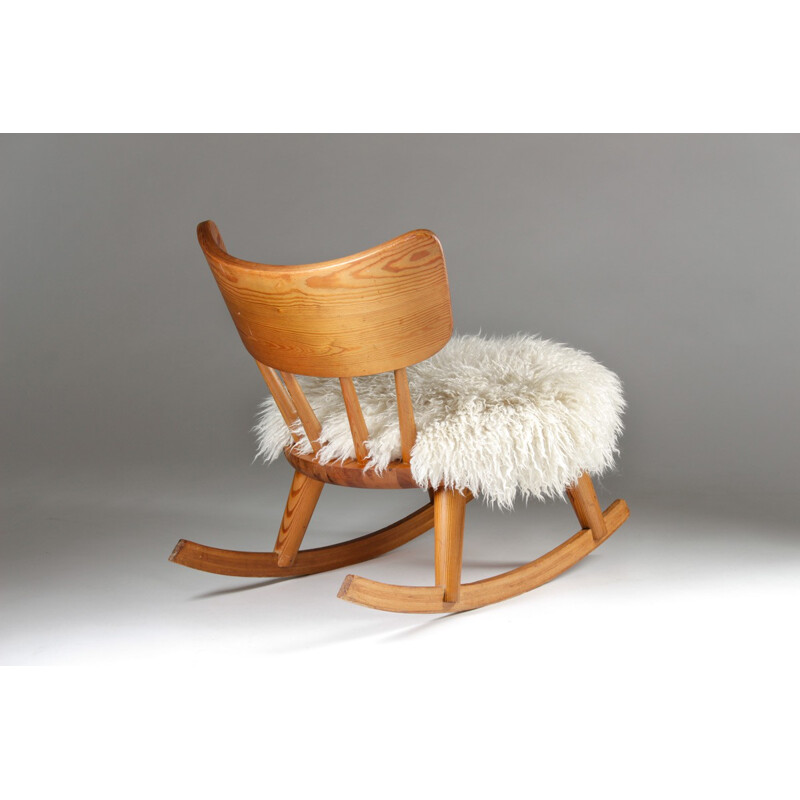 Swedish rocking chair in pinewood and sheepskin - 1940s