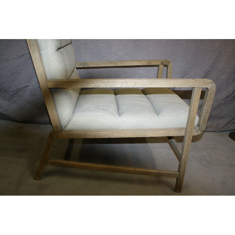 Sillón vintage de madera natural y tela clara, diseño escandinavo