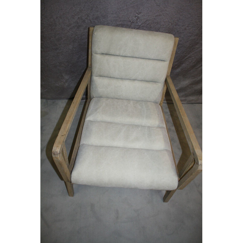 Sillón vintage de madera natural y tela clara, diseño escandinavo