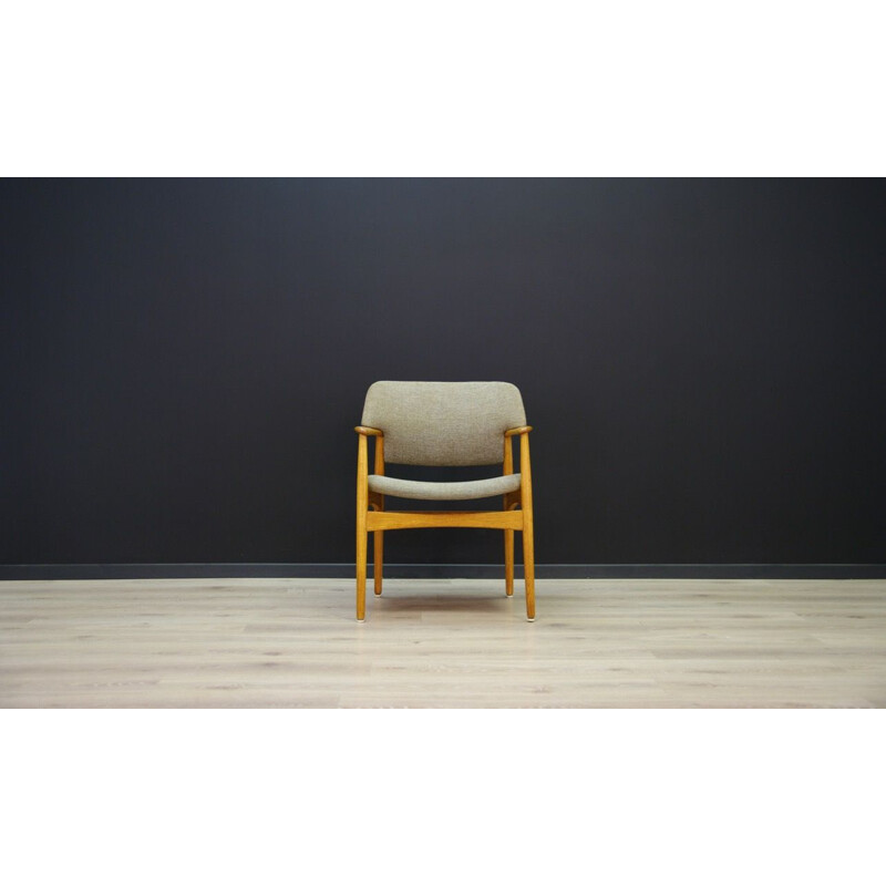 Vintage armchair in fabric and oakwood by Fritz Hansen, 1960-70s