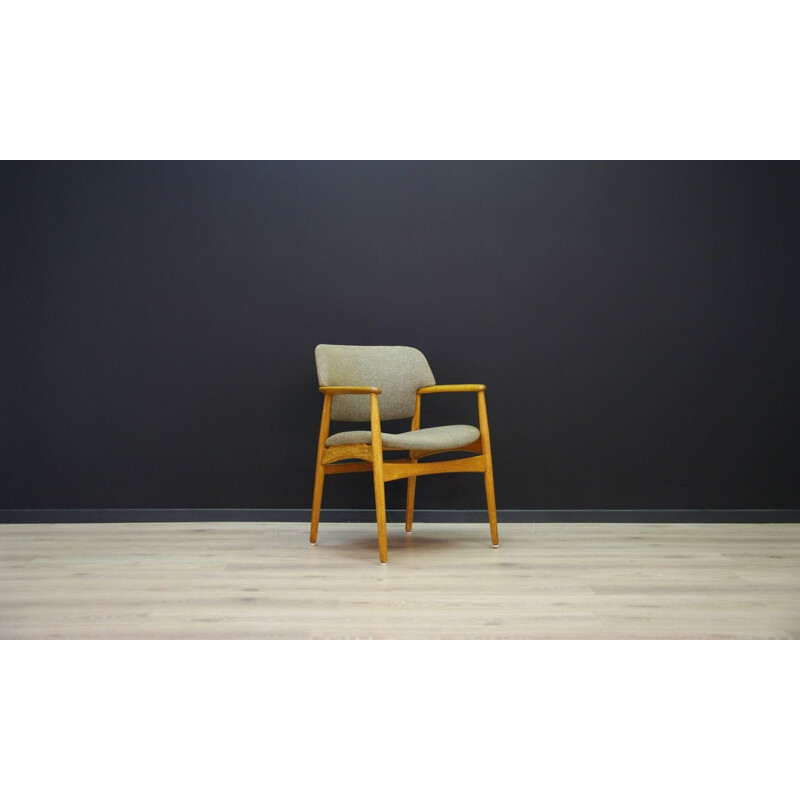 Vintage armchair in fabric and oakwood by Fritz Hansen, 1960-70s