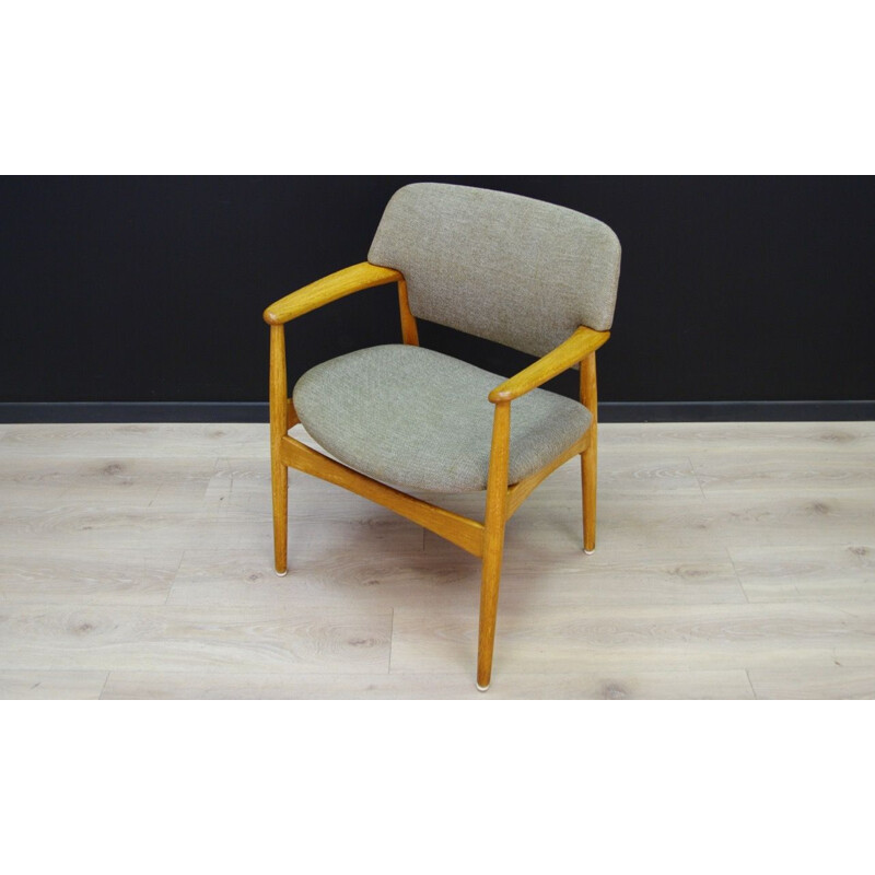 Vintage armchair in fabric and oakwood by Fritz Hansen, 1960-70s