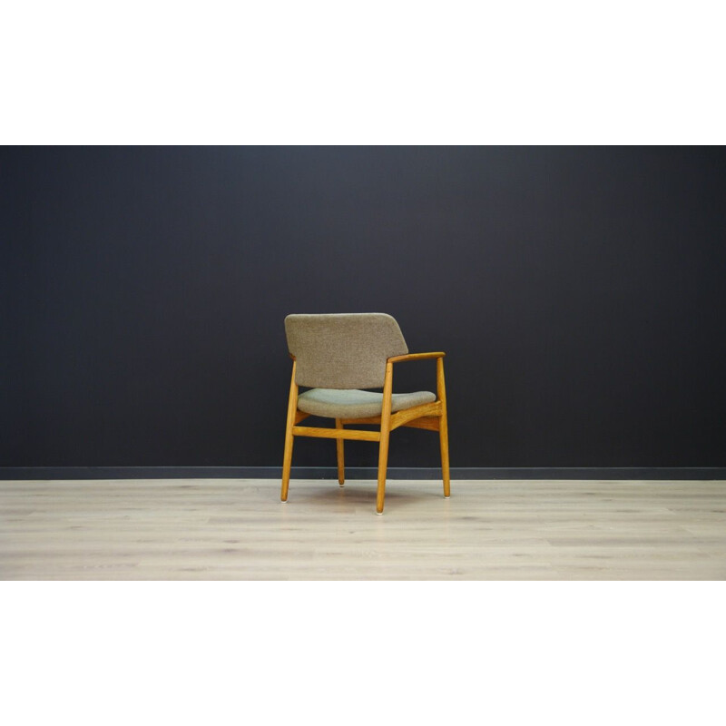 Vintage armchair in fabric and oakwood by Fritz Hansen, 1960-70s