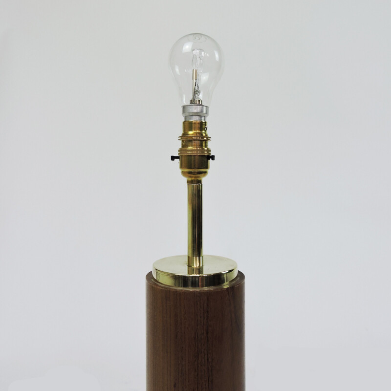 Lampada da tavolo cilindrica d'epoca in teak e ottone, 1960
