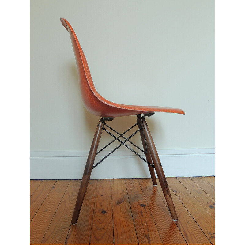 Chaise "DSW" orange Mobilier International, Charles & Ray EAMES - 1970