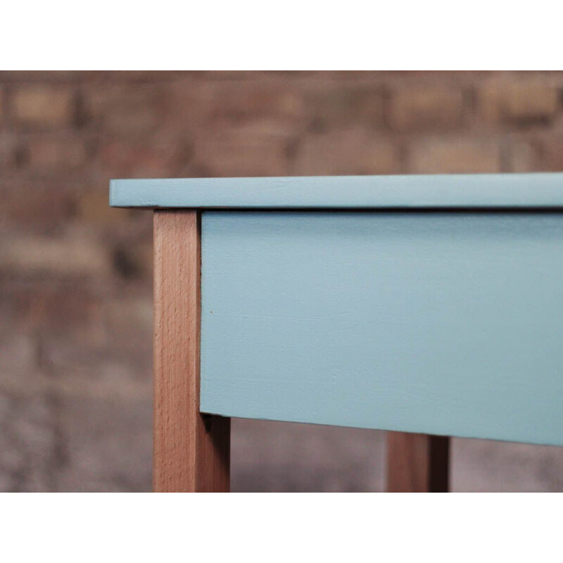 Petit bureau d'écolier vintage en bois massif, relooké bleu clair
