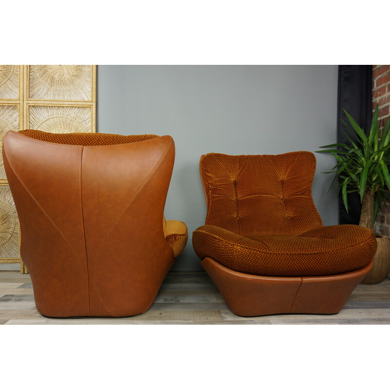 Paire de fauteuils en simili cuir cognac et velours modèle Orsay