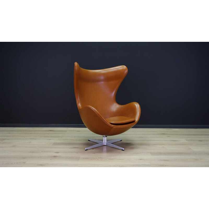 Vintage "Egg Chair" en cuir cognac elegance par Arne Jacobsen 