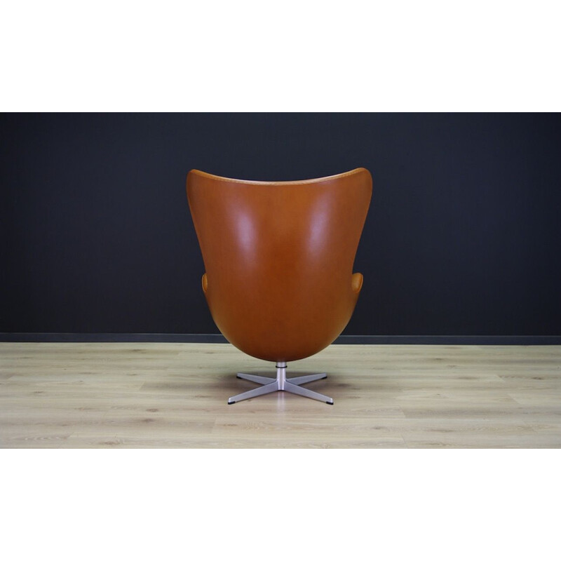 Vintage "Egg Chair" en cuir cognac elegance par Arne Jacobsen 