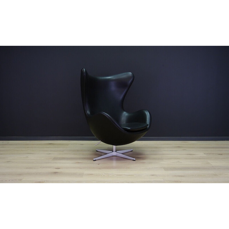 Vintage Arne Jacobsen Egg Chair in Elegance black leather 