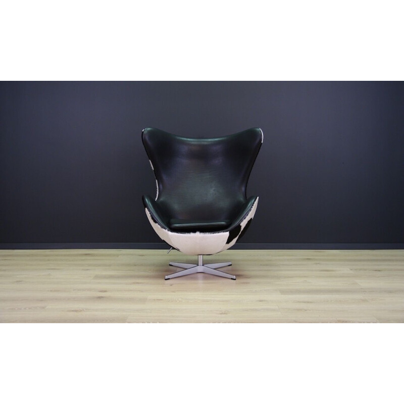 Vintage "Egg" armchair in cowhide by Arne Jacobsen, 1980 