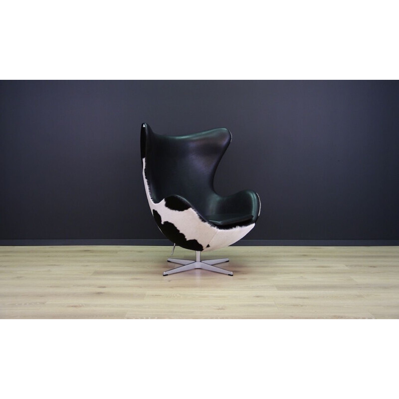 Vintage "Egg" armchair in cowhide by Arne Jacobsen, 1980 