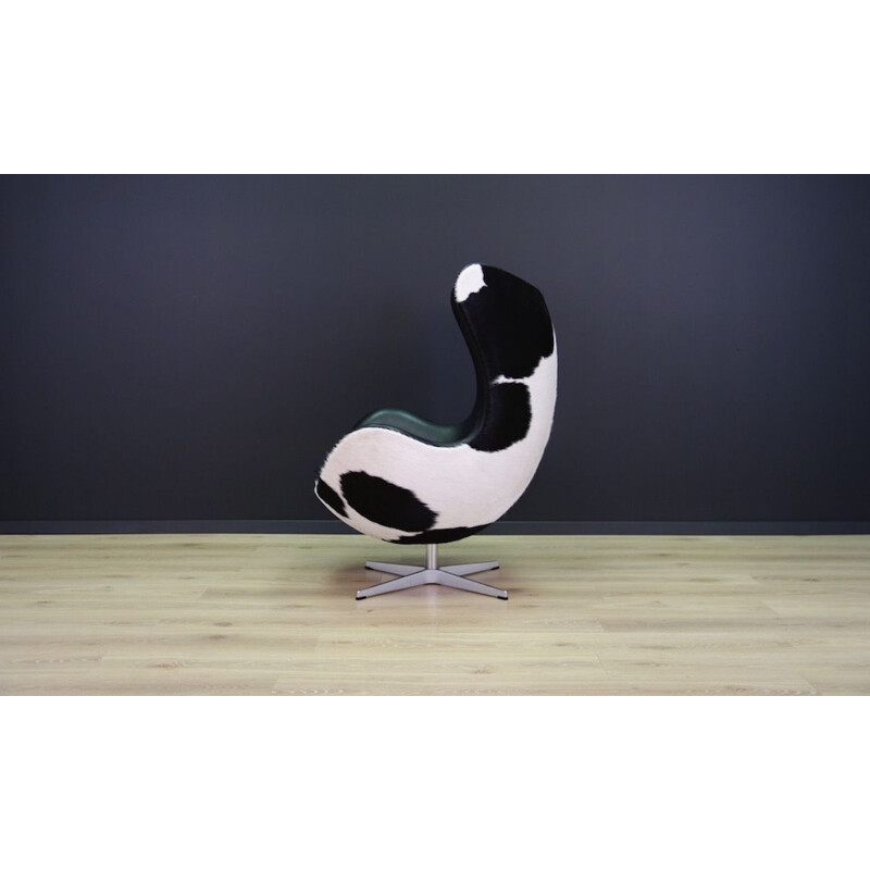 Vintage "Egg" armchair in cowhide by Arne Jacobsen, 1980 