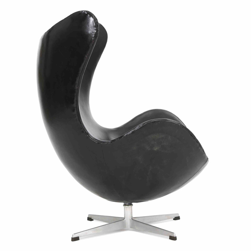 Vintage "Egg Chair" black leather armchair, Arne Jacobsen