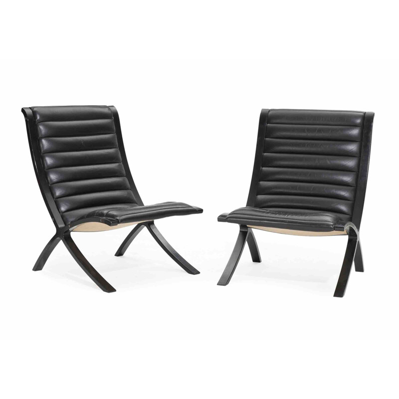Pair of vintage armchairs in leather and black lacquered wood by Fritz Hansen