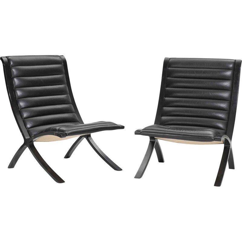 Pair of vintage armchairs in leather and black lacquered wood by Fritz Hansen