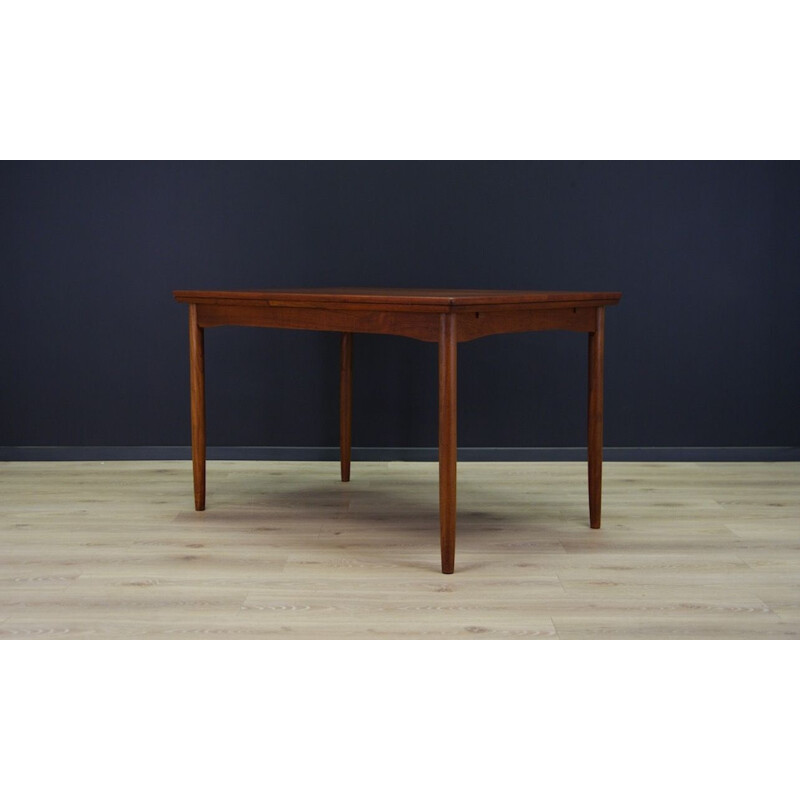 Extendable vintage dining table in teak