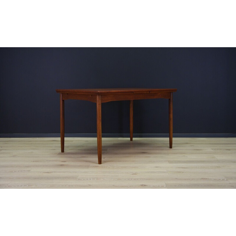 Extendable vintage dining table in teak