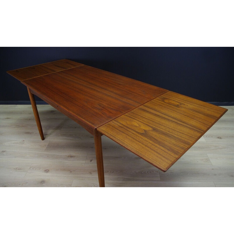 Extendable vintage dining table in teak