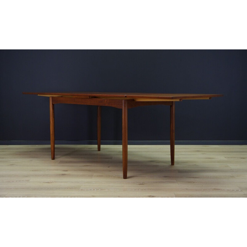 Extendable vintage dining table in teak