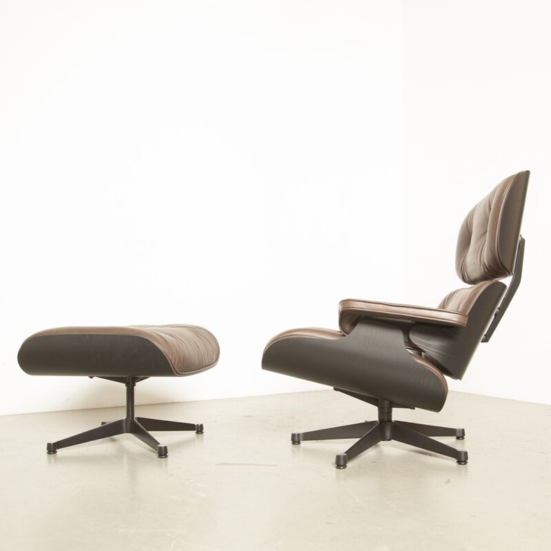 Fauteuil et ottoman vintage de Charles & Ray Eames, fabriqués par Vitra en cuir brun