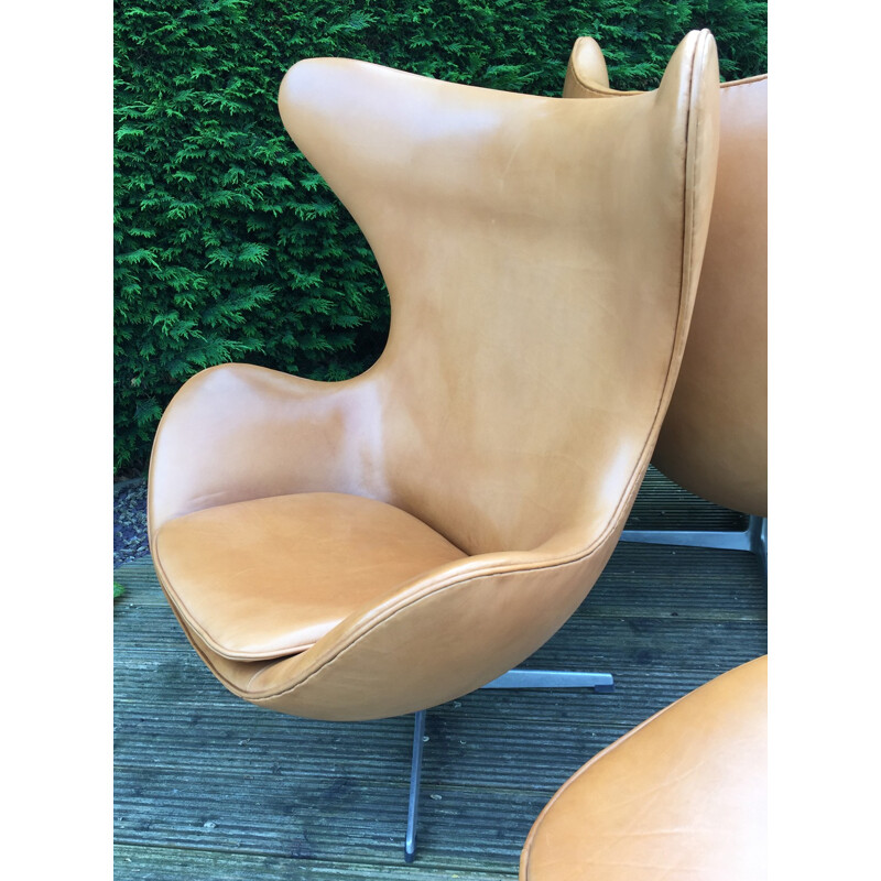Cognac leather Egg chair and ottoman, Arne JACOBSEN - 1960s
