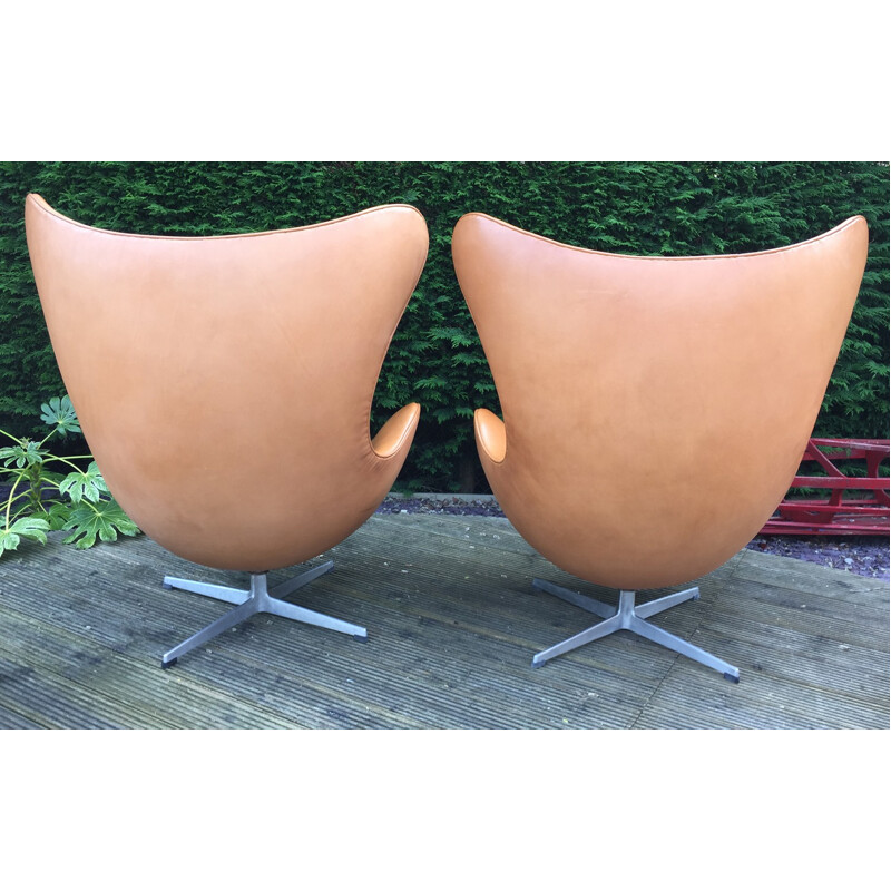 Cognac leather Egg chair and ottoman, Arne JACOBSEN - 1960s