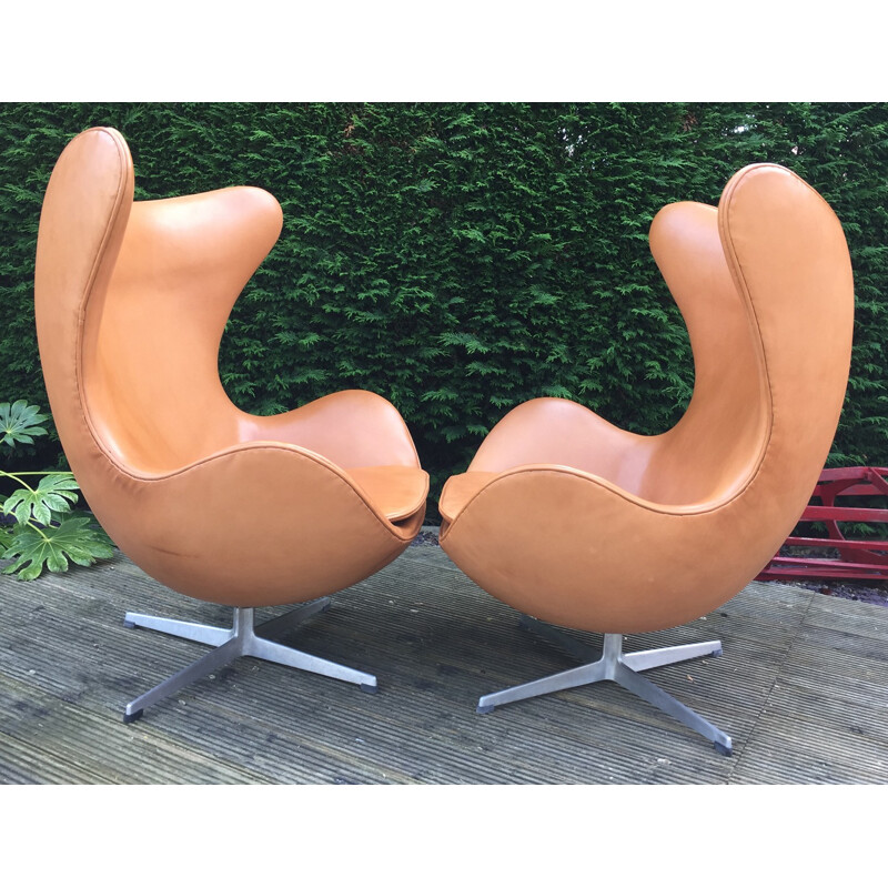 Cognac leather Egg chair and ottoman, Arne JACOBSEN - 1960s