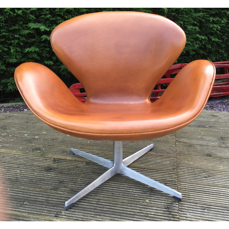 Cognac leather and aluminum Swan armchair, Arne JACOBSEN - 1960s