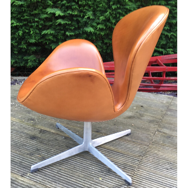 Cognac leather and aluminum Swan armchair, Arne JACOBSEN - 1960s