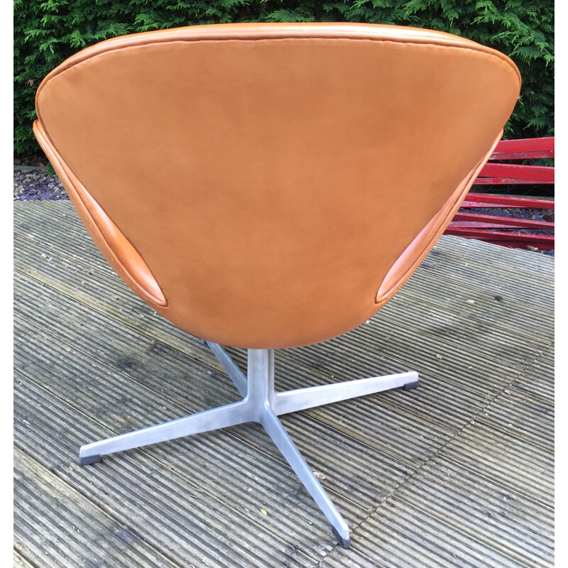 Cognac leather and aluminum Swan armchair, Arne JACOBSEN - 1960s