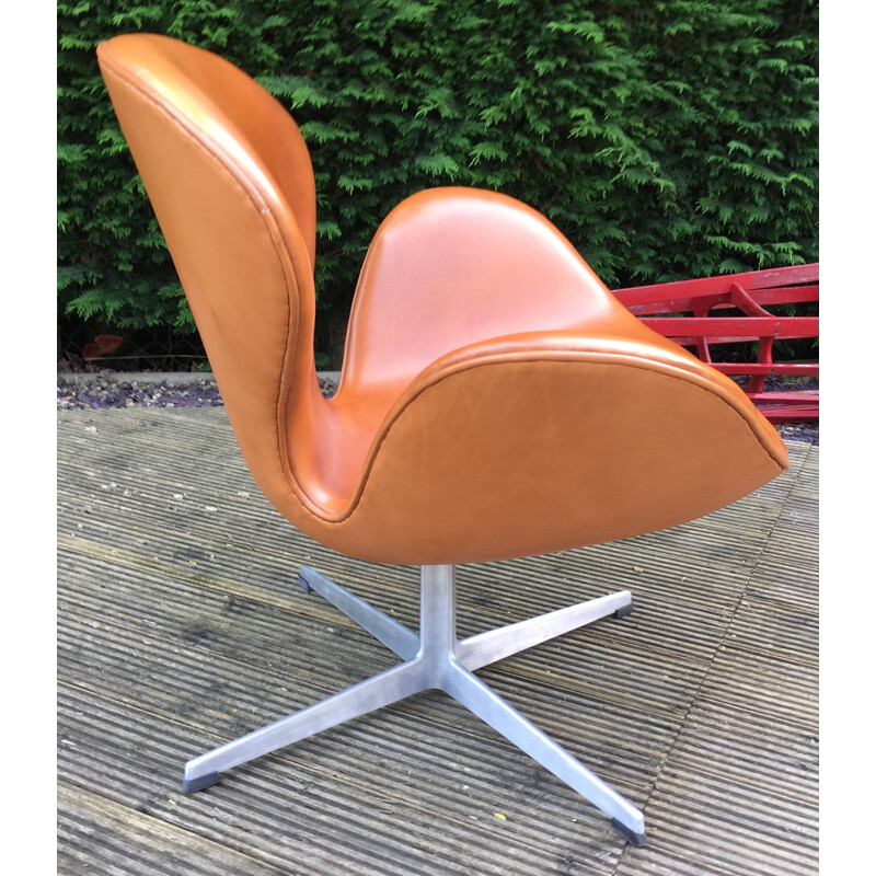 Cognac leather and aluminum Swan armchair, Arne JACOBSEN - 1960s