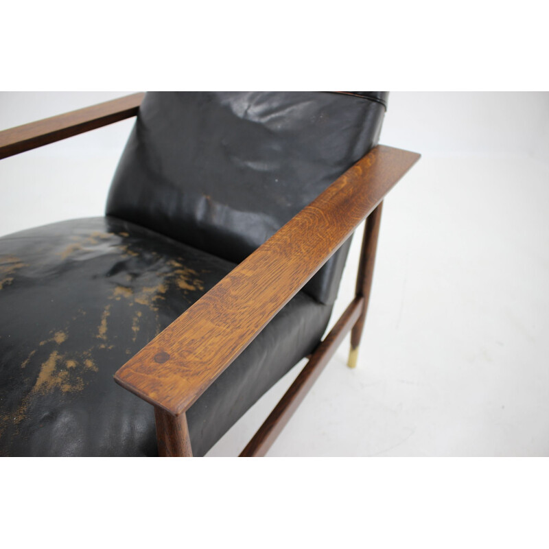 Pair of vintage leather armchairs with their ottoman, 1960