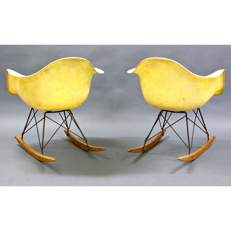 Paire de fauteuils "RAR" en fibre de verre jaune, acier et bois, Charles & Ray EAMES - 1950