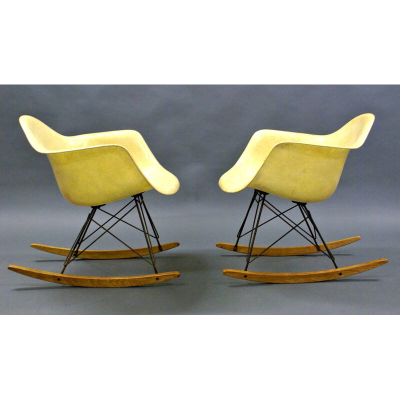 Paire de fauteuils "RAR" en fibre de verre jaune, acier et bois, Charles & Ray EAMES - 1950