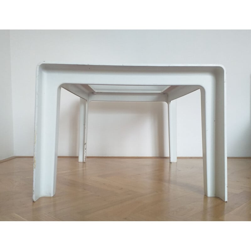 Vintage white polyurethane coffee table, Italy 1970