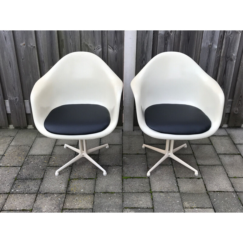 Vintage pair of DAL La Fonda parchment fibreglass armchair by Charles & Ray Eames for Herman Miller 1970s