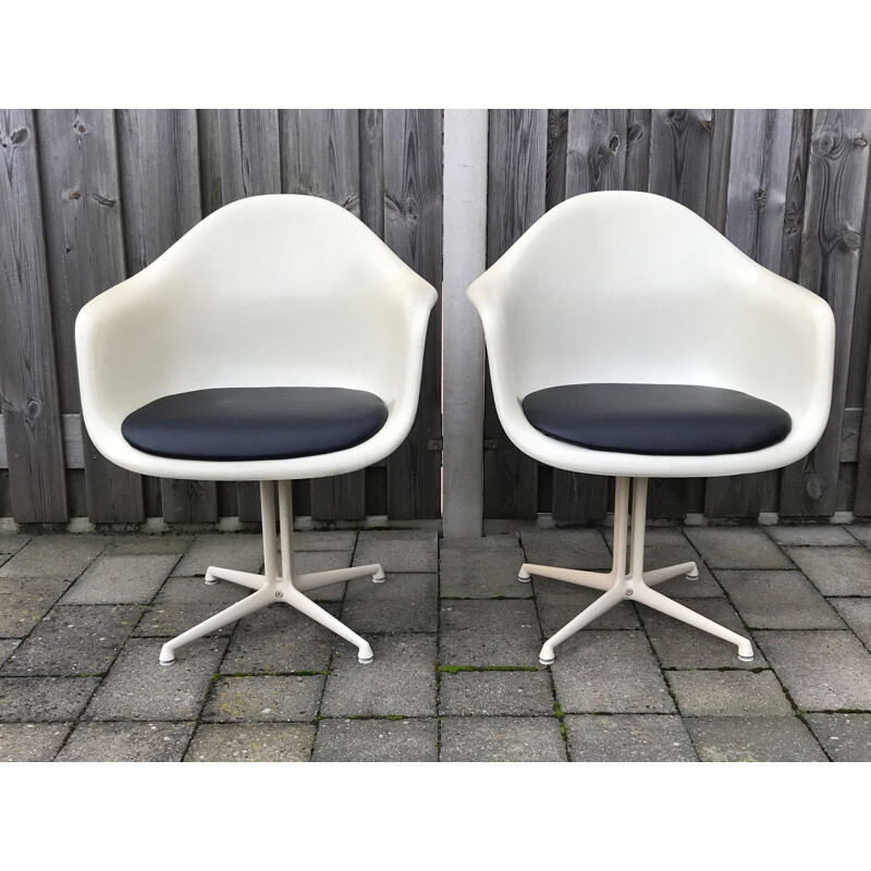 Vintage pair of DAL La Fonda parchment fibreglass armchair by Charles & Ray Eames for Herman Miller 1970s