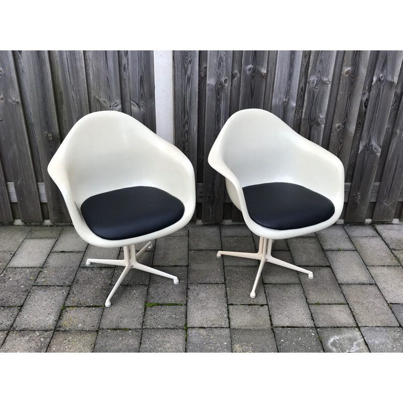 Vintage pair of DAL La Fonda parchment fibreglass armchair by Charles & Ray Eames for Herman Miller 1970s