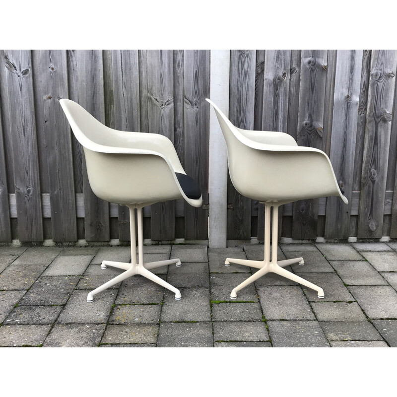 Vintage pair of DAL La Fonda parchment fibreglass armchair by Charles & Ray Eames for Herman Miller 1970s