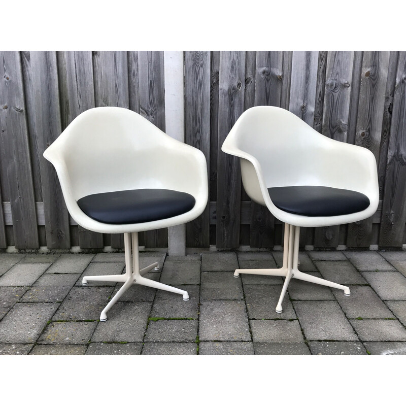 Vintage pair of DAL La Fonda parchment fibreglass armchair by Charles & Ray Eames for Herman Miller 1970s