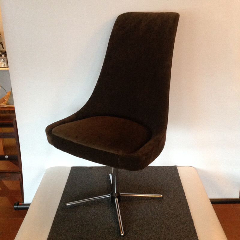 Paire de chaises scandinaves pivotantes en tissu marron - 1970