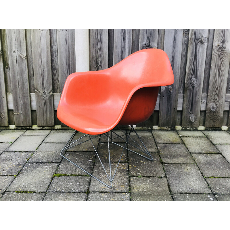 Chaise Vintage LAR en fibre de verre par Charles & Ray Eames en fibre de verre orange. 1970