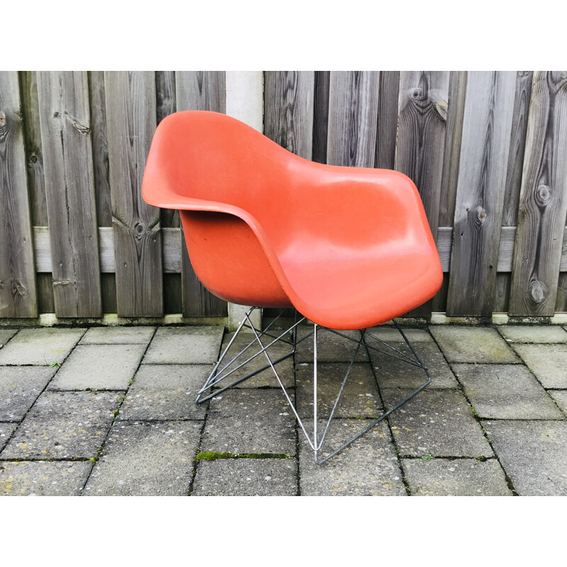 Chaise Vintage LAR en fibre de verre par Charles & Ray Eames en fibre de verre orange. 1970